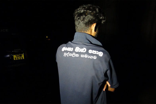 People caught while throwing old fish into wild 4709